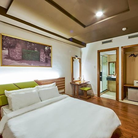 The Noble Swan Hotel Saigon ホーチミン市 エクステリア 写真